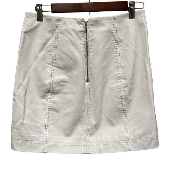 Free People White Polyurethane “pleather” Mini Skirt w/ Lining Women’s Size 4 - Picture 4 of 9